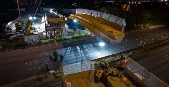 L'installation de la passerelle dans la nuit du 7 au 8 aout 2023