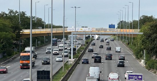 La passerelle en bois au dessus de l'A1 de jour