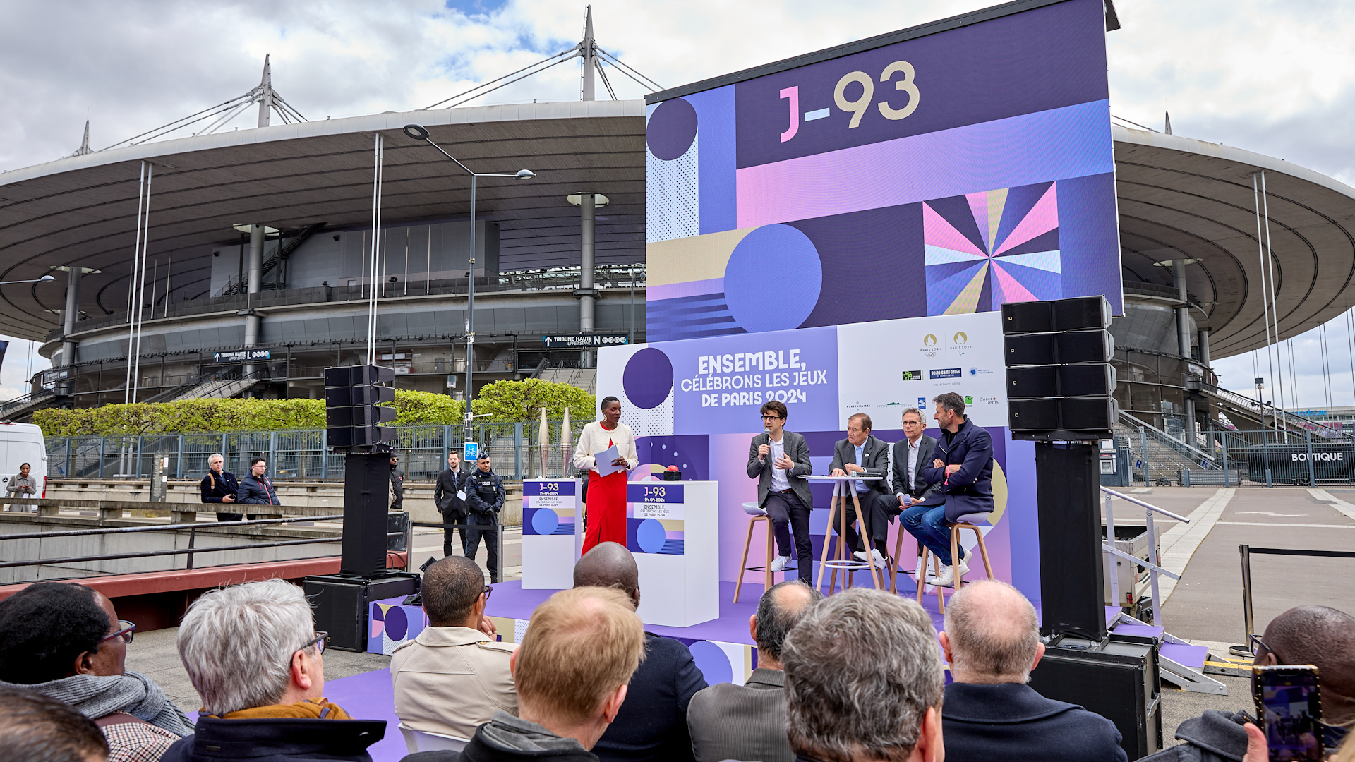 J-93 aux abords du stade de France